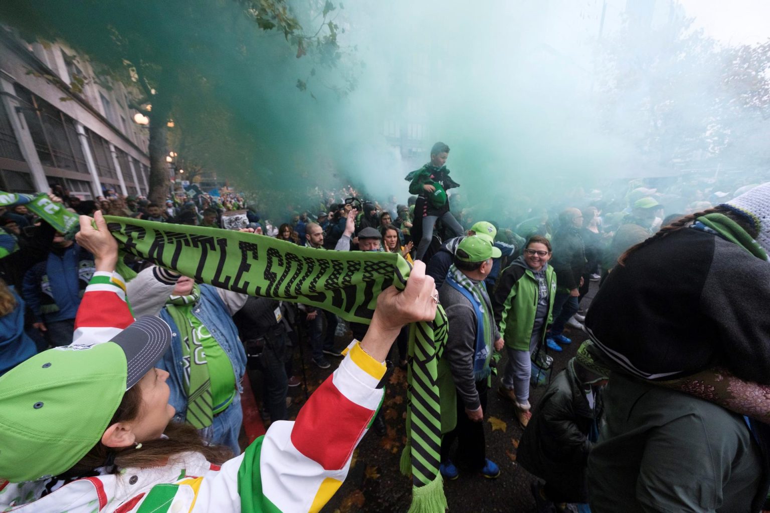 Fotografía de archivo en la que se registró a un grupo de aficionados del Seattle Sounders FC de la MLS, en el estadio CenturyLink Field, en Seattle (Washington, EE.UU.). EFE/Stephen Brashear