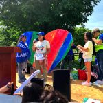 Una madre inmigrante habla durante una protesta en la plaza de Lafayette, hoy frente a la Casa Blanca en Washington (EE. UU). EFE/Susana Samhan