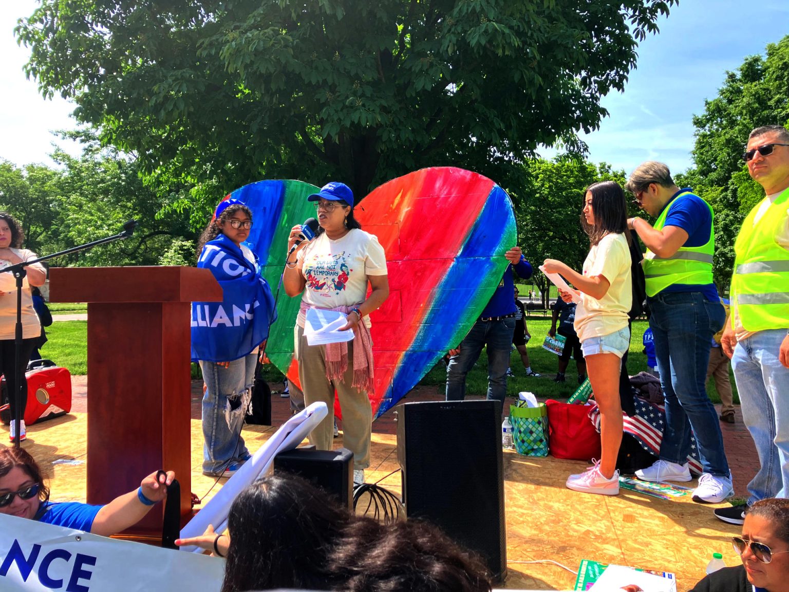 Una madre inmigrante habla durante una protesta en la plaza de Lafayette, hoy frente a la Casa Blanca en Washington (EE. UU). EFE/Susana Samhan