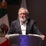 El subsecretario de Derechos Humanos de la Secretaría de Gobernación (SG), Alejandro Encinas, habla durante el aniversario del Instituto de Medicina Genómica en Ciudad de México (México). Imagen de archivo. EFE/ Sáshenka Gutiérrez