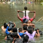 Migrantes cruzan el río Bravo para intentar ingresar a Estados Unidos hoy, en Matamoros (México)EFE/Abrahan Pineda-Jacome