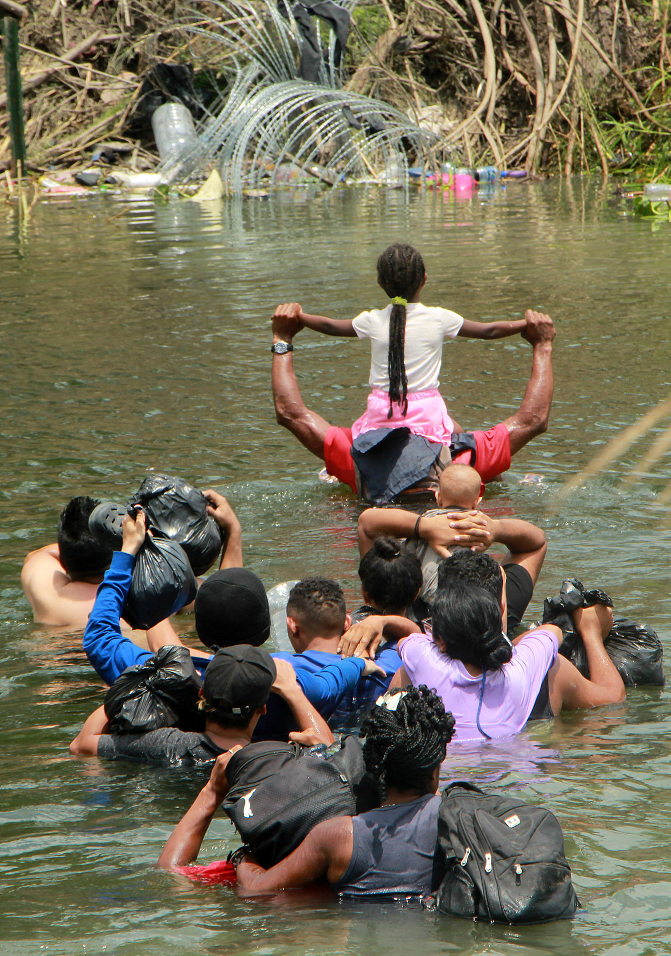 Migrantes cruzan el río Bravo para intentar ingresar a Estados Unidos hoy, en Matamoros (México)EFE/Abrahan Pineda-Jacome