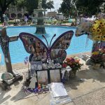 Fotografía que muestra hoy parte del memorial instalado en honor a las víctimas de la matanza de la Escuela Primaria Robb en Uvalde, Texas (EE.UU.). EFE/Paula Escalada Medrano
