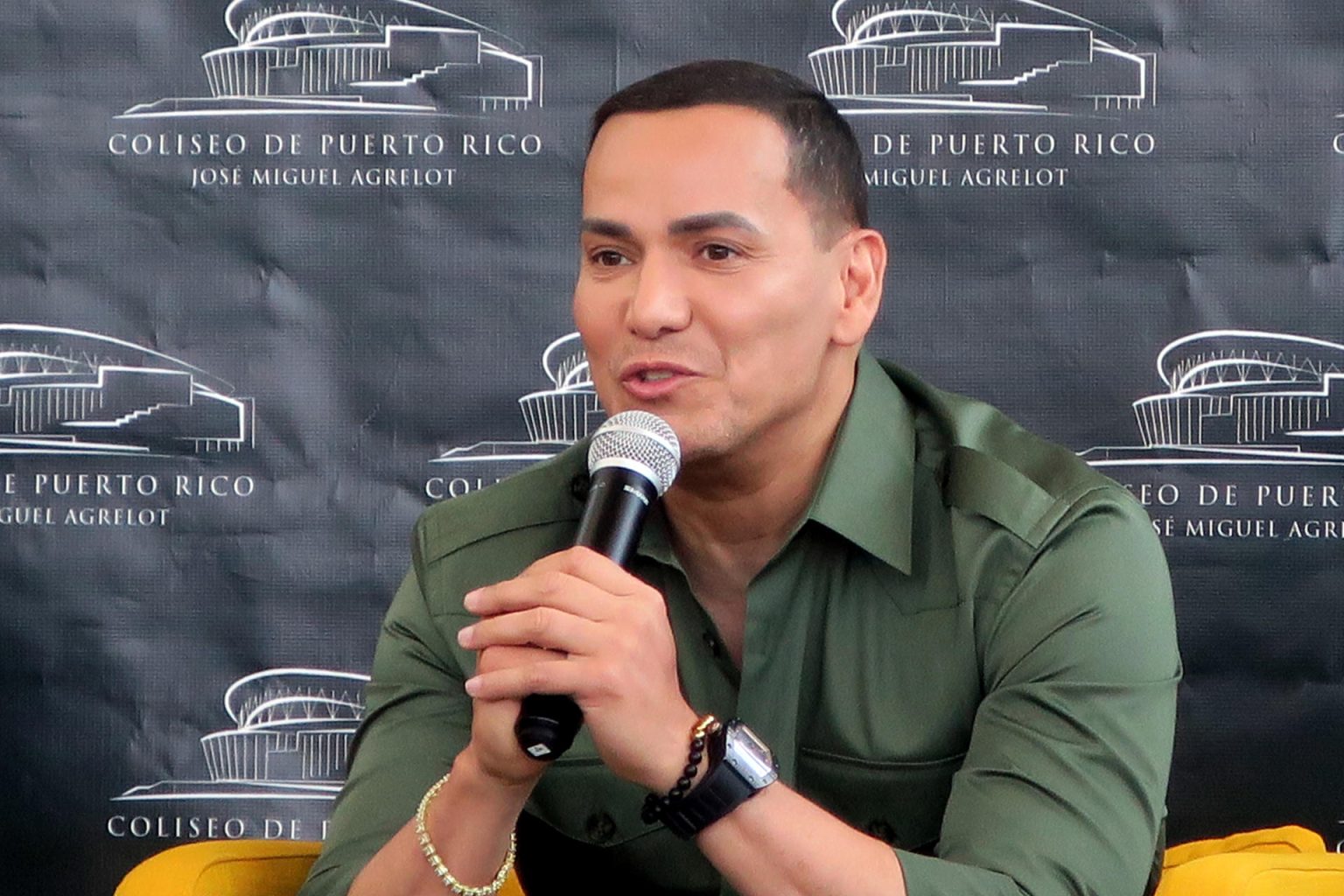 El salsero puertorriqueño Víctor Manuelle habla con Efe durante una entrevista, hoy en el Coliseo en San Juan (Puerto Rico). EFE/Jorge Muñiz