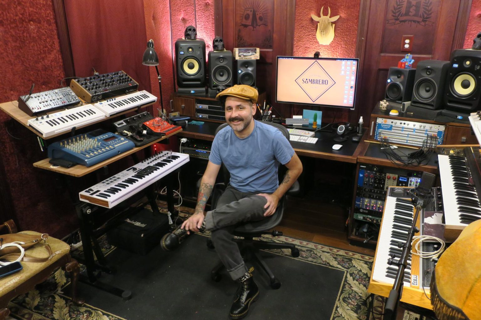 El cantante puertorriqueño Eduardo Cabra posa durante una entrevista con EFE, el 26 de mayo de 2023, en su estudio de grabación La Casa del Sombrero, en San Juan (Puerto Rico). EFE/ Jorge Muñiz