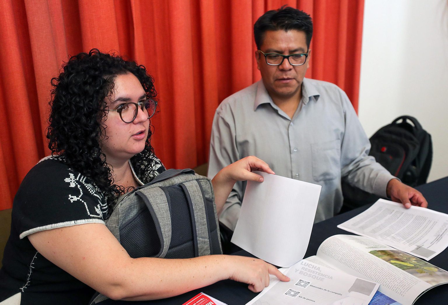 La coordinadora nacional en México de Derechos de los Pueblos Indígenas Internacional, Citlalli Hernández (i) y el secretario ejecutivo de la Red Nacional de Organismos Civiles de Derechos Humanos "Todos los Derechos para Todas y Todos" (Red TDT), Víctor Hugo López, participan durante una conferencia de prensa hoy, en Ciudad de México (México). EFE/Isaac Esquivel