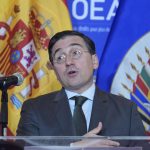 El ministro de Asuntos Exteriores de España, José Manuel Albares, habla en una reunión oficial hoy, en la sede de la Organización de los Estados Americanos (OEA), en Washington (EE.UU.). EFE/Lenin Nolly