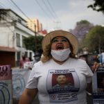 Fotografía de archivo de una mujer que muestra la imagen de su familiar desaparecido durante una protesta para exigir justicia, en Ciudad de México (México). EFE/Sáshenka Gutiérrez