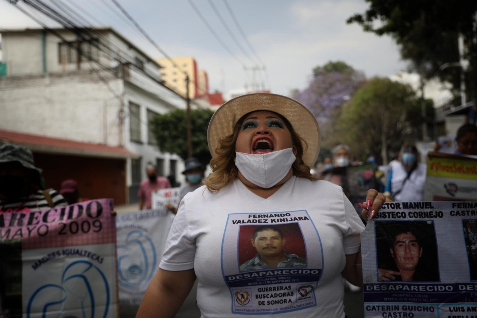 Fotografía de archivo de una mujer que muestra la imagen de su familiar desaparecido durante una protesta para exigir justicia, en Ciudad de México (México). EFE/Sáshenka Gutiérrez