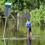 Una joven camina por las calles de un barrio inundado luego del paso del Huracán Irma en Orlando, Florida (EE.UU.). Imagen de archivo. EFE/Gerardo Mora