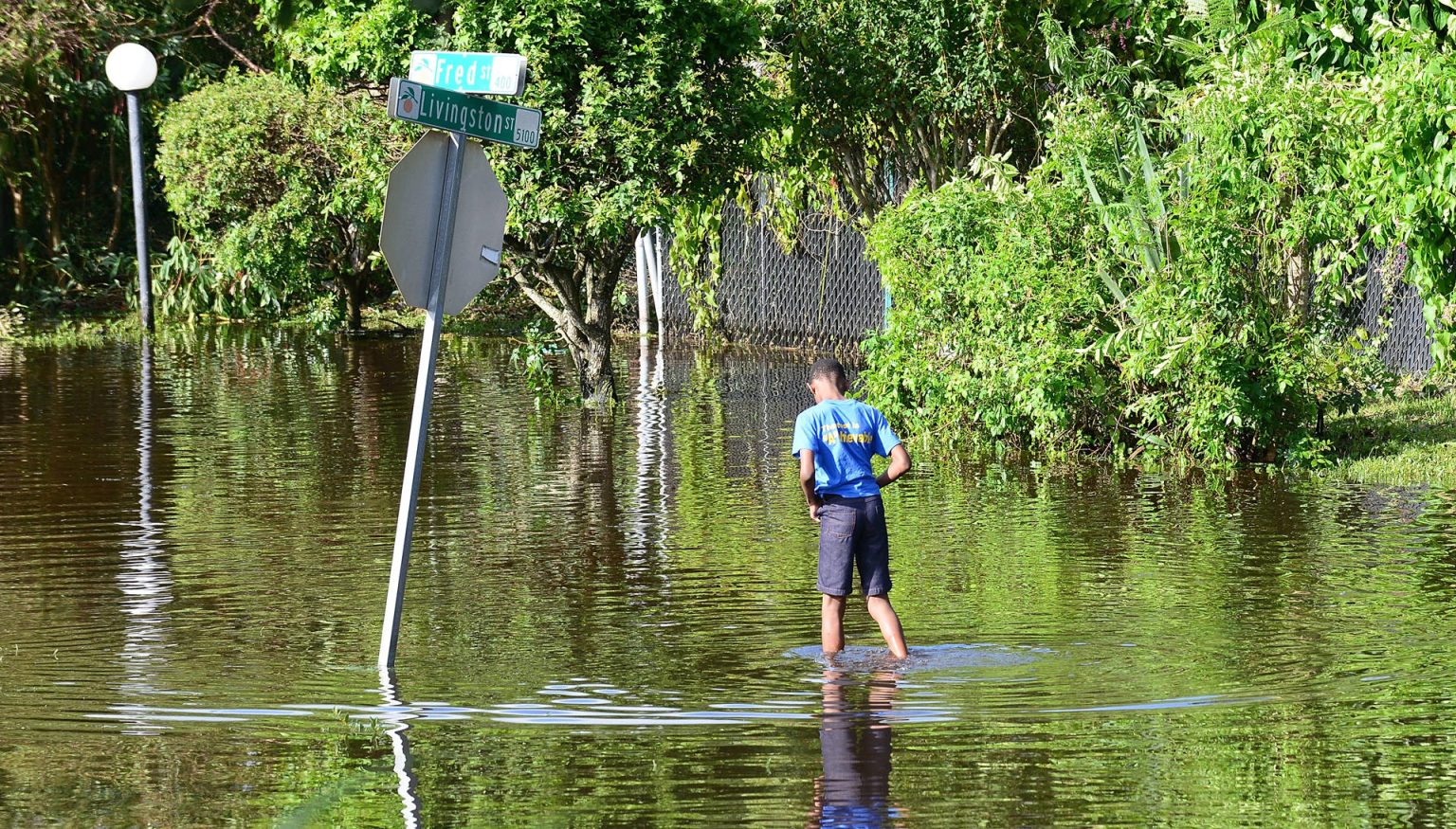 Una joven camina por las calles de un barrio inundado luego del paso del Huracán Irma en Orlando, Florida (EE.UU.). Imagen de archivo. EFE/Gerardo Mora