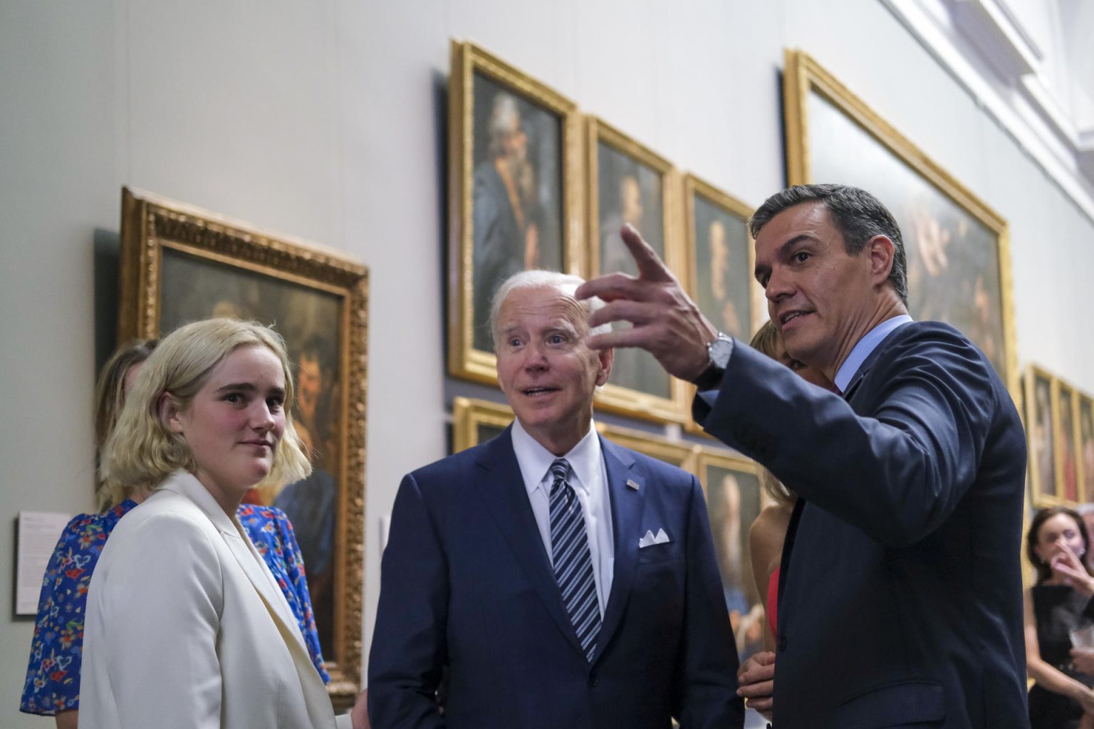 El presidente del Gobierno, Pedro Sánchez (d), recibe al presidente de los Estados Unidos, Joe Biden (2-d). Imagen de archivo. EFE/Brais Lorenzo