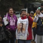 María del Carmen Volante (c), madre de la joven desaparecida Guadalupe Pamela Gallardo, encabezó una brigada de búsqueda en la zona del Ajusco, el 23 de mayo de 2023 en Ciudad de México (México). EFE/ Isaac Esquivel