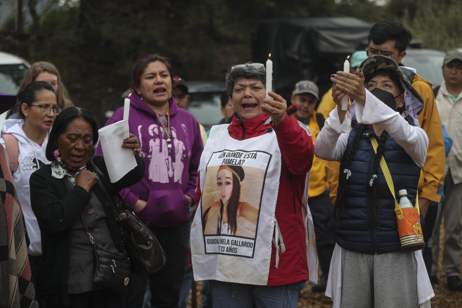 María del Carmen Volante (c), madre de la joven desaparecida Guadalupe Pamela Gallardo, encabezó una brigada de búsqueda en la zona del Ajusco, el 23 de mayo de 2023 en Ciudad de México (México). EFE/ Isaac Esquivel