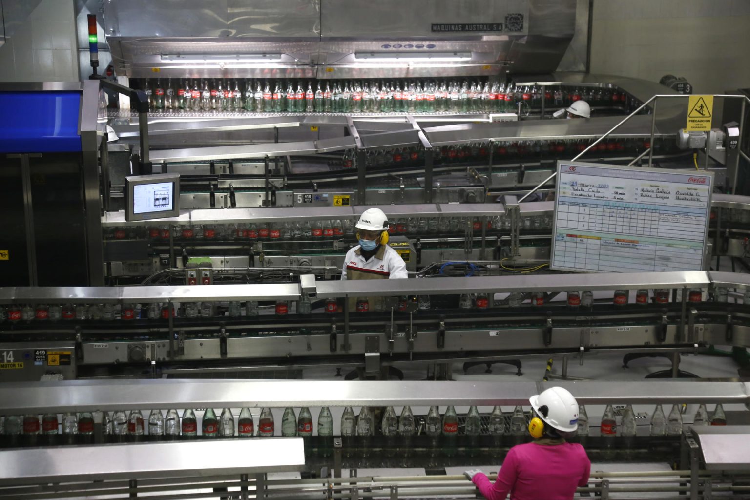 Personal labora en el proceso de producción de la empresa Coca Cola en la planta embotelladora en el municipio de Tlaquepaque, en Jalisco (México). Imagen de archivo. EFE/ Francisco Guasco