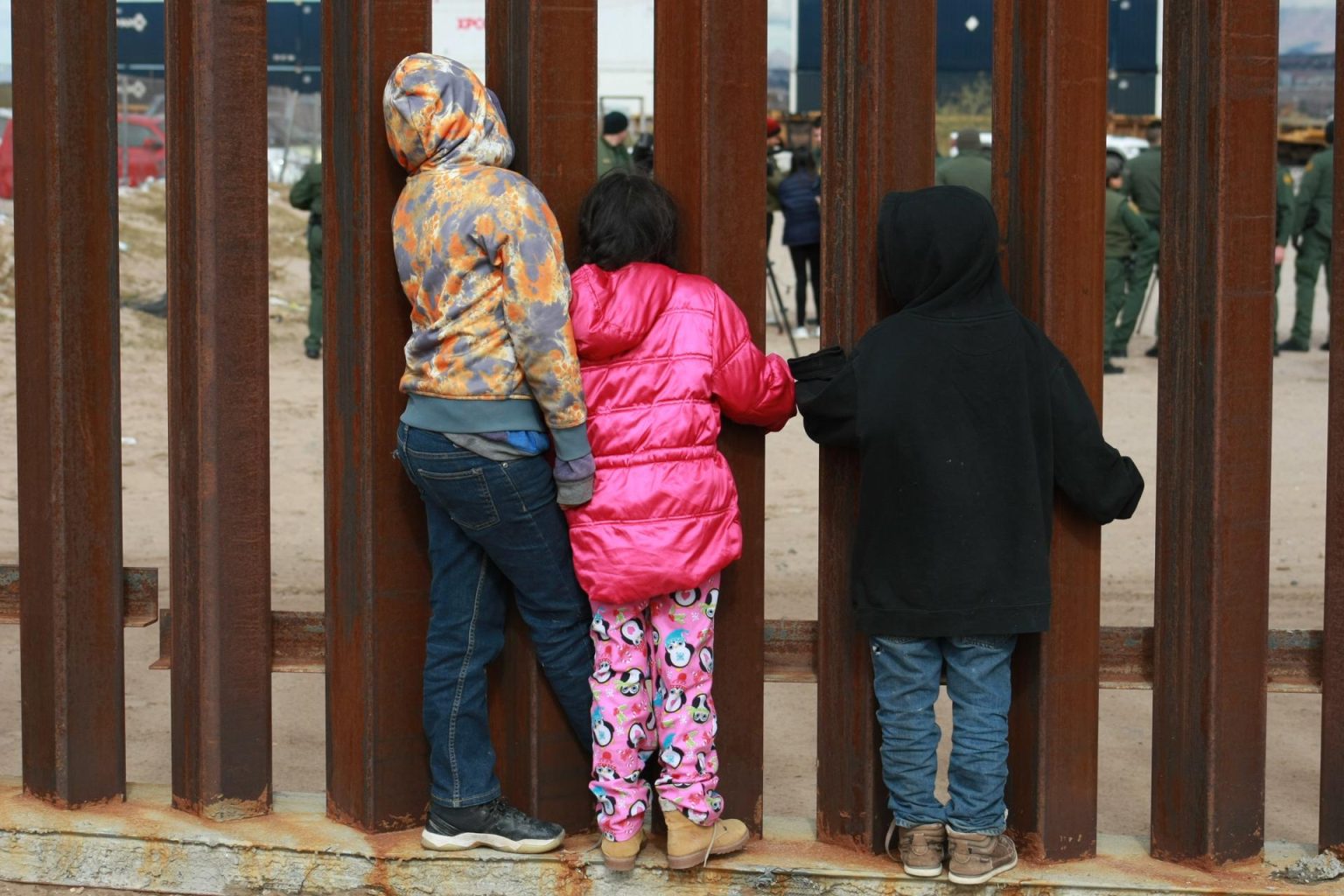 Un grupo de niños observan a agentes de migración de Estados Unidos. Imagen de archivo. EFE/David Peinado