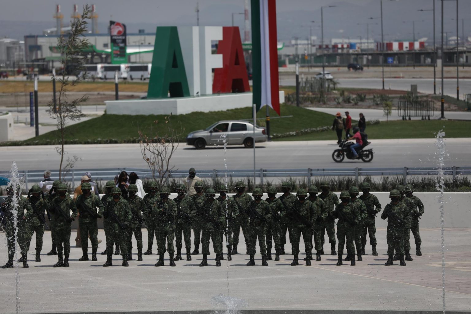 Miembros del Ejercito Mexicano permanecen al exterior del Aeropuerto Internacional Felipe Ángeles (AIFA) en el municipio de Zumpango, en el Estado de México (México). Fotografía de archivo. EFE/Sáshenka Gutiérrez