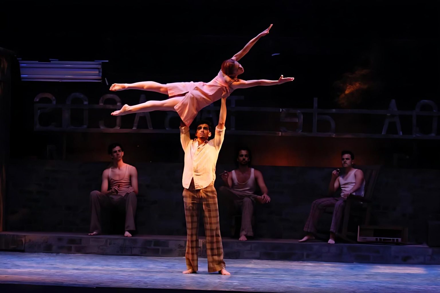 Fotografía cedida por el coreógrafo español Ramón Oller de una escena de su nueva versión de su obra "Carmen", en el teatro Tapia de San Juan (Puerto Rico). EFE/ Ramón Oller / SOLO USO EDITORIAL/ SOLO DISPONIBLE PARA ILUSTRAR LA NOTICIA QUE ACOMPAÑA (CRÉDITO OBLIGATORIO)