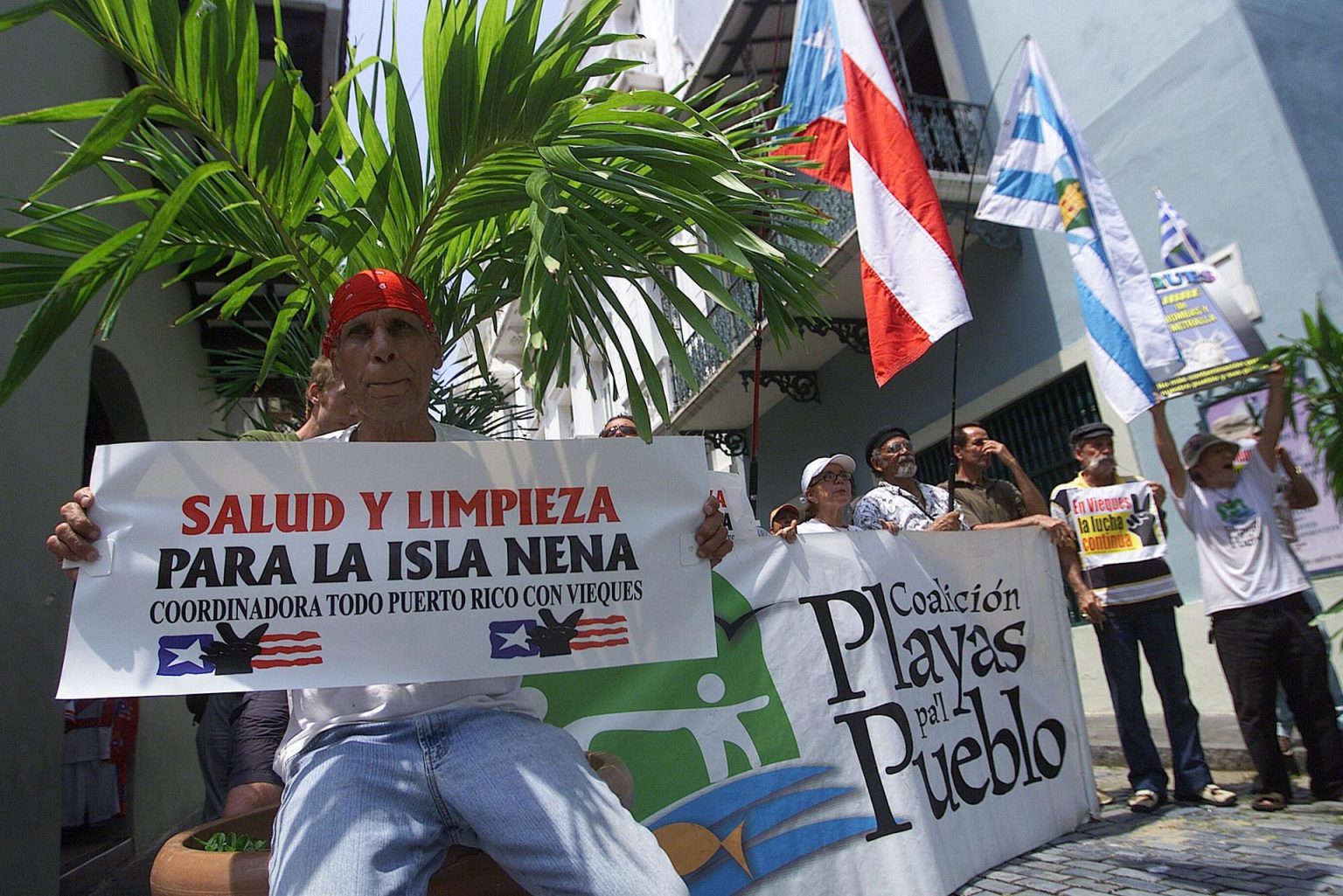 Fotografía de archivo del 28 de mayo de 2005 donde aparecen habitantes de la isla-municipio de Vieques mientras se manifiestan por la salud y la limpieza frente a La Fortaleza, sede del ejecutivo en San Juan, Puerto Rico. EFE/Ricardo Figueroa