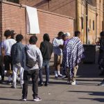 Decenas de inmigrantes esperan en un callejón en las afueras de la Iglesia de Sagrado Corazón de Jesús, en la ciudad de El Paso, Texas (EE.UU.). Imagen de archivo. EFE/Jonathan Fernández