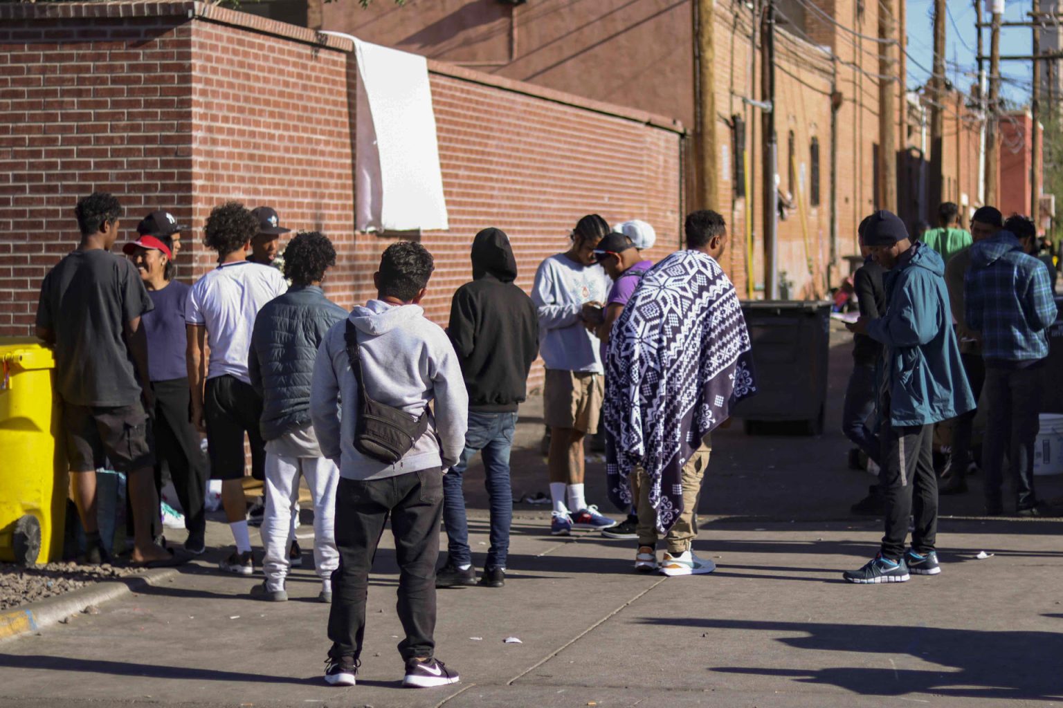 Decenas de inmigrantes esperan en un callejón en las afueras de la Iglesia de Sagrado Corazón de Jesús, en la ciudad de El Paso, Texas (EE.UU.). Imagen de archivo. EFE/Jonathan Fernández