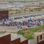 Vista general donde se observa a migrantes en un campamento junto al muro fronterizo hoy en Tijuana, Baja California (México). La frontera norte de México se mantuvo en tranquilidad este viernes, pese a que se auguraba el caos en el primer día sin el Título 42 de Estados Unidos con decenas de miles de migrantes que esperarían cruzar pese a las nuevas restricciones estadounidenses.  EFE/Joebeth Terriquez