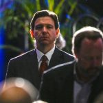 El gobernador de Florida, el republicano Ron DeSantis, a su llegada a la 18 cena de gala anual de la organización Florida Family Policy Council celebrada en Orlando, Florida (EE.UU.). EFE/Giorgio Viera