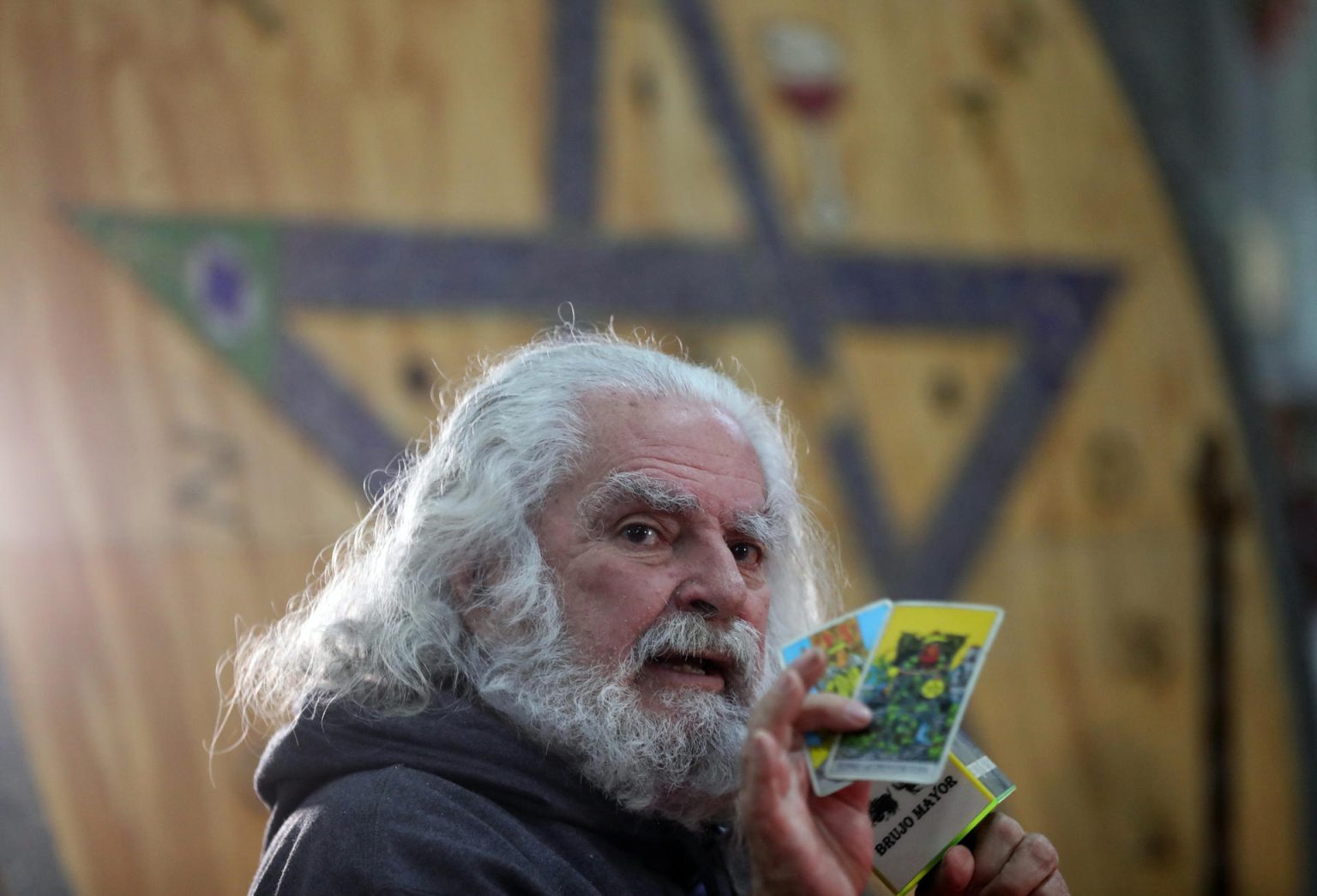 Fotografía de archivo del 3 de enero de 2023, donde se observa al tarotista mexicano, Antonio Vázquez Alba, conocido como "El Brujo Mayor", durante una rueda de prensa en Ciudad de México (México). EFE/Sáshenka Gutiérrez