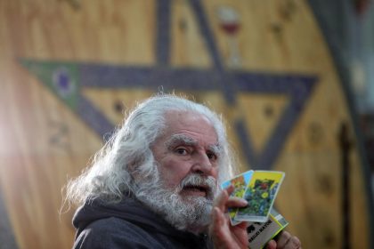 Fotografía de archivo del 3 de enero de 2023, donde se observa al tarotista mexicano, Antonio Vázquez Alba, conocido como "El Brujo Mayor", durante una rueda de prensa en Ciudad de México (México). EFE/Sáshenka Gutiérrez