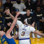 Anthony Davis (d) de LA Lakers bloquea un lanzamiento de Nikola Jokic de Denver Nuggets, el  20 de mayo de 2023, durante un juego de la NBA en Crypto.com Arena en Los Ángeles (EE. UU). EFE/ Phillip Kim