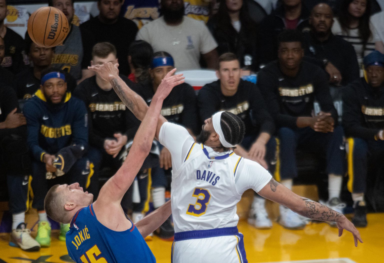 Anthony Davis (d) de LA Lakers bloquea un lanzamiento de Nikola Jokic de Denver Nuggets, el  20 de mayo de 2023, durante un juego de la NBA en Crypto.com Arena en Los Ángeles (EE. UU). EFE/ Phillip Kim