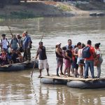 Migrantes cruzan el río Suchiate, el 12 de mayo de 2023, en el estado de Chiapas (México). EFE/ Juan Manuel Blanco