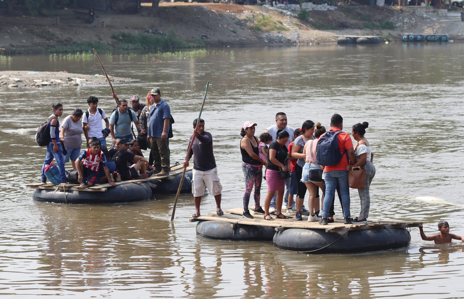 Migrantes cruzan el río Suchiate, el 12 de mayo de 2023, en el estado de Chiapas (México). EFE/ Juan Manuel Blanco