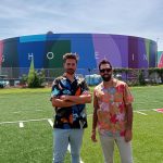 Los miembros del grupo multidisciplinar español Boa Mistura, Juan Jaume (i) y Pablo Ferreira (d), posan para EFE frente a los dos tanques de agua que pintaron junto a las instalaciones de una escuela secundaria, hoy en Miami Beach, Florida (EE. UU.). EFE/Alfonso Rodríguez