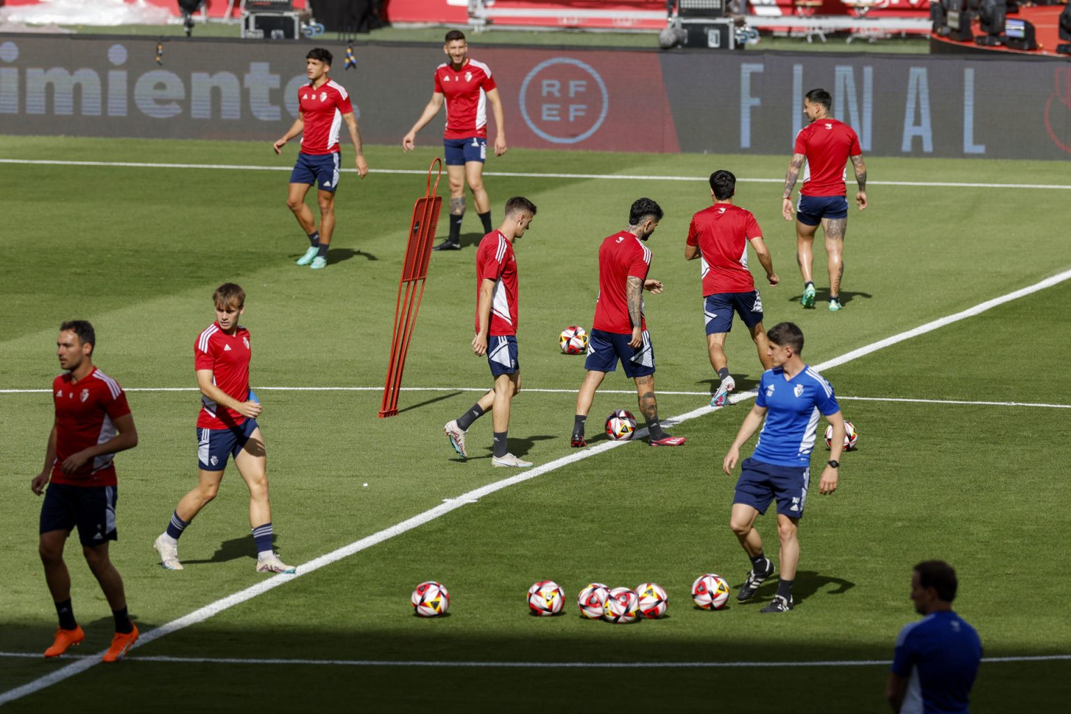 Los jugadores de Osasuna durante el entrenamiento previo a la final de la Copa del Rey. EFE/Julio Muñoz