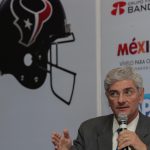 El representante de la oficina de la National Football League (NFL, en español Liga Nacional de Fútbol Americano en México), Arturo Olivé, habla en una rueda de prensa en Ciudad de México (México). Imagen de archivo. EFE/Alex Cruz.