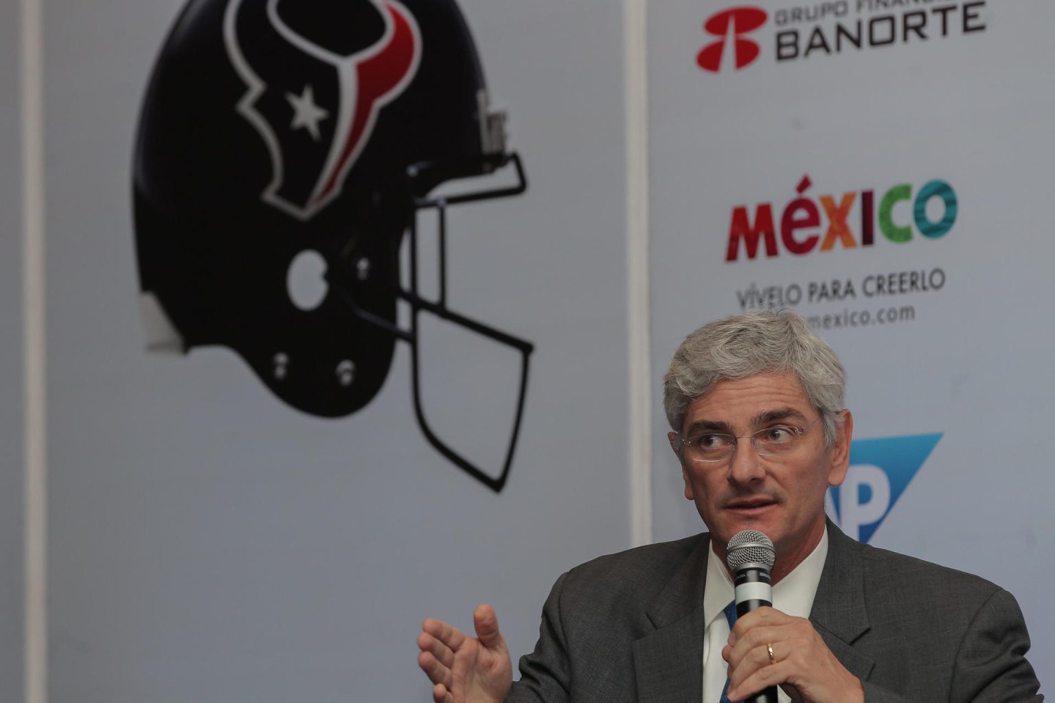 El representante de la oficina de la National Football League (NFL, en español Liga Nacional de Fútbol Americano en México), Arturo Olivé, habla en una rueda de prensa en Ciudad de México (México). Imagen de archivo. EFE/Alex Cruz.