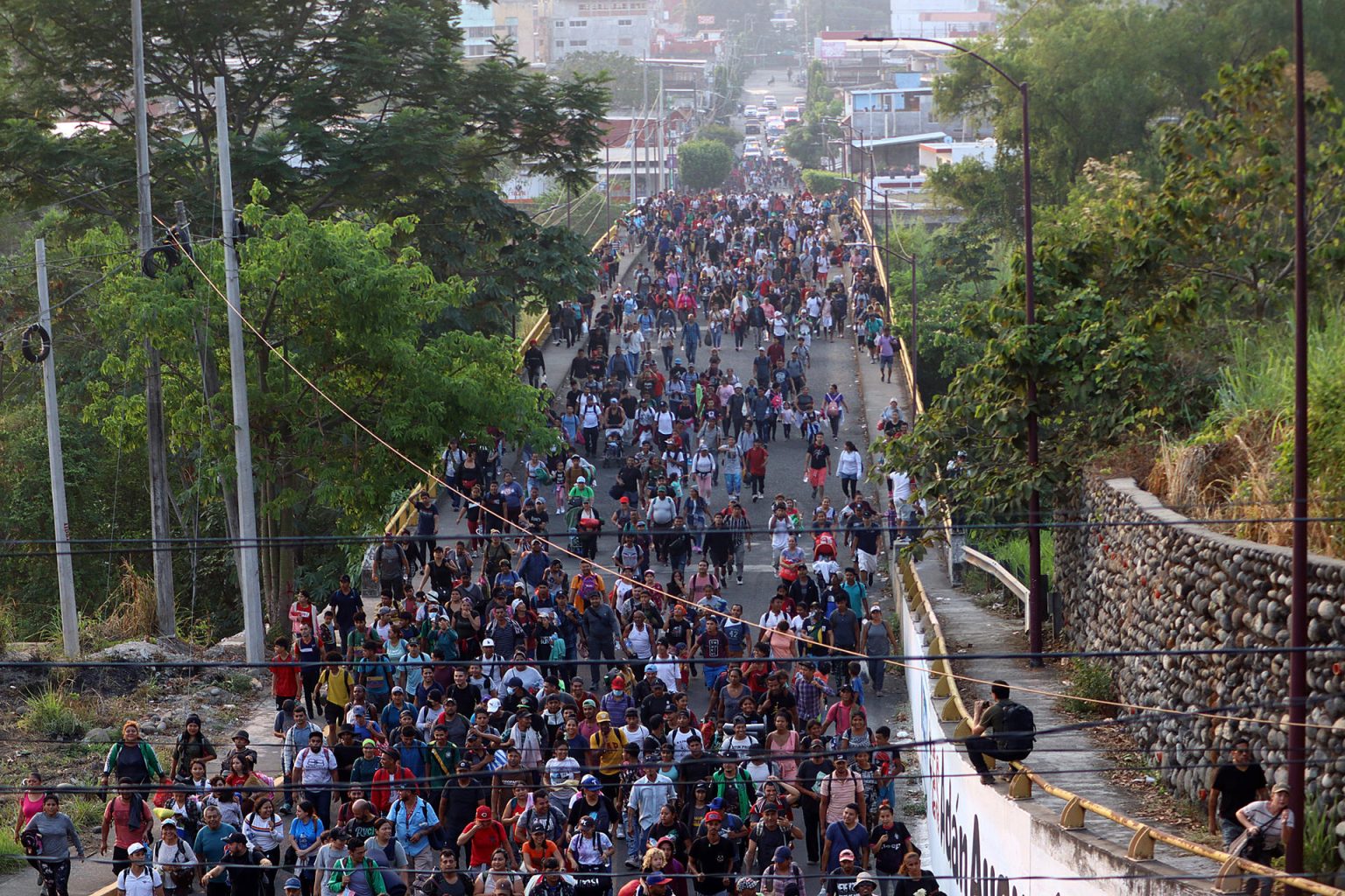 Migrantes caminan en caravana en el municipio de Tapachula, al sur de México. Imagen de archivo. EFE/Juan Manuel Blanco