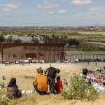 Fotografía general donde se observa a migrantes en un campamento junto al muro fronterizo, el 9 de mayo de 2023, en Tijuana, Baja California (México). EFE/Joebeth Terriquez