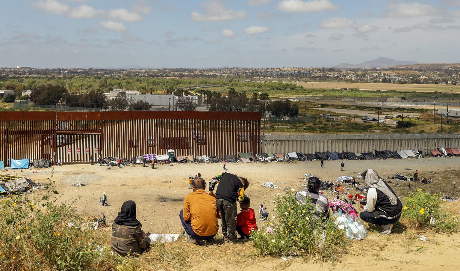 Fotografía general donde se observa a migrantes en un campamento junto al muro fronterizo, el 9 de mayo de 2023, en Tijuana, Baja California (México). EFE/Joebeth Terriquez