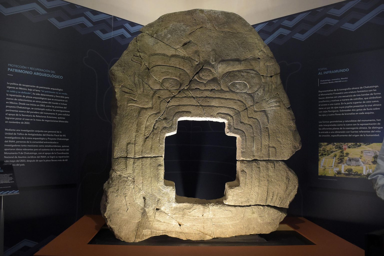 Vista hoy de la pieza arqueológica "Portal del inframundo", exhibida en el Museo Regional de los Pueblos de Morelos, en la ciudad de Cuernavaca (México). EFE/Tony Rivera