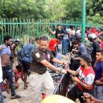 Grupos de migrantes rompen el cerco de seguridad para exigir papeles migratorios hoy, en Tapachula, estado de Chiapas (México). EFE/Juan Manuel Blanco