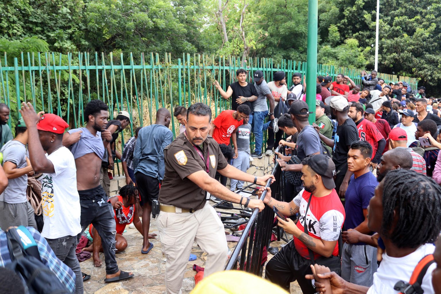 Grupos de migrantes rompen el cerco de seguridad para exigir papeles migratorios hoy, en Tapachula, estado de Chiapas (México). EFE/Juan Manuel Blanco