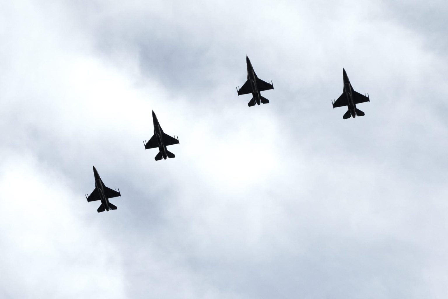 Fotografía de archivo de varios aviones F16 de la Fuerza Aérea de los EE.UU. EFE/MICHAEL REYNOLDS