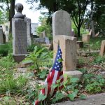 Fotografía del 9 de mayo, de algunas tumbas de uno de los cementerios afroamericanos más antiguos de Washington el Mount Zion, donde hay personas enterradas que nacieron y murieron esclavas, en Washington DC (EEUU). EFE/ Sara Soteras I Acosta