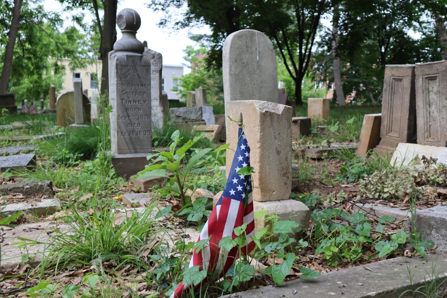 Fotografía del 9 de mayo, de algunas tumbas de uno de los cementerios afroamericanos más antiguos de Washington el Mount Zion, donde hay personas enterradas que nacieron y murieron esclavas, en Washington DC (EEUU). EFE/ Sara Soteras I Acosta