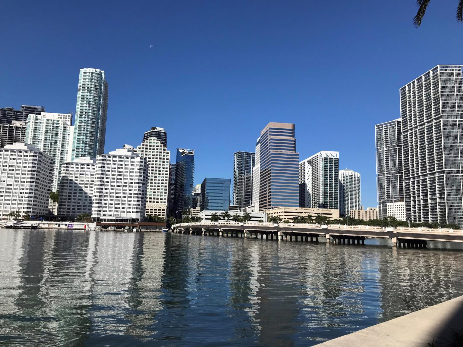 Vista de los grandes edificios sobre el río Miami en Brickell en Miami, Florida (EE.UU). Fotografía de archivo. EFE/Ana Mengotti