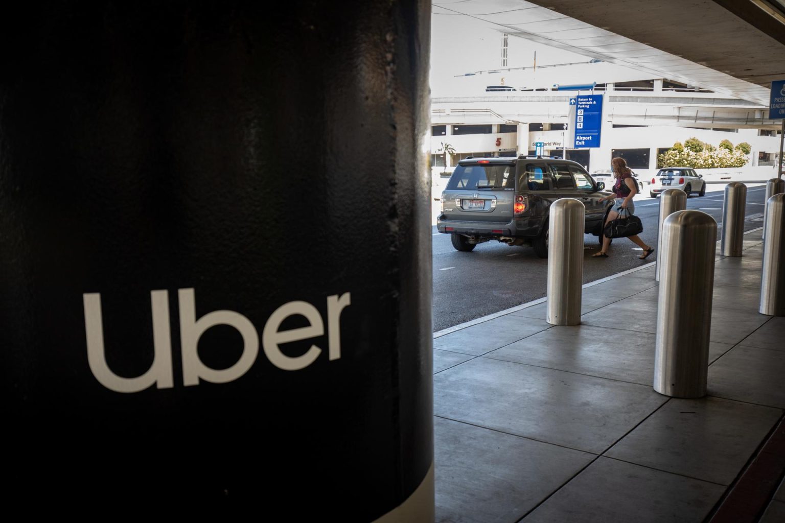 Fotografía de archivo donde aparece el logo de UBER. EFE/EPA/CHRISTIAN MONTERROSA