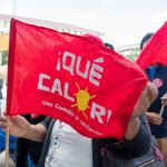 Fotografía cedida por el Condado de Miami-Dade donde aparece un persona mientras sostiene un banderín que dice "Qué calor", durante el anuncio de la campaña de la "segunda temporada anual de calor", hoy en Florida (EE.UU.). EFE/Miami-Dade County /SOLO USO EDITORIAL/NO VENTAS/SOLO DISPONIBLE PARA ILUSTRAR LA NOTICIA QUE ACOMPAÑA/CRÉDITO OBLIGATORIO