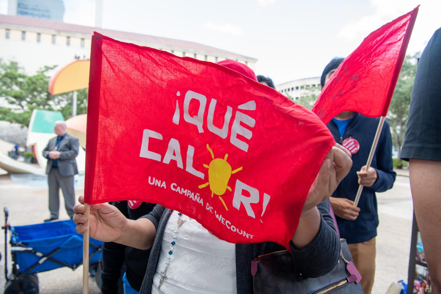 Fotografía cedida por el Condado de Miami-Dade donde aparece un persona mientras sostiene un banderín que dice "Qué calor", durante el anuncio de la campaña de la "segunda temporada anual de calor", hoy en Florida (EE.UU.). EFE/Miami-Dade County /SOLO USO EDITORIAL/NO VENTAS/SOLO DISPONIBLE PARA ILUSTRAR LA NOTICIA QUE ACOMPAÑA/CRÉDITO OBLIGATORIO